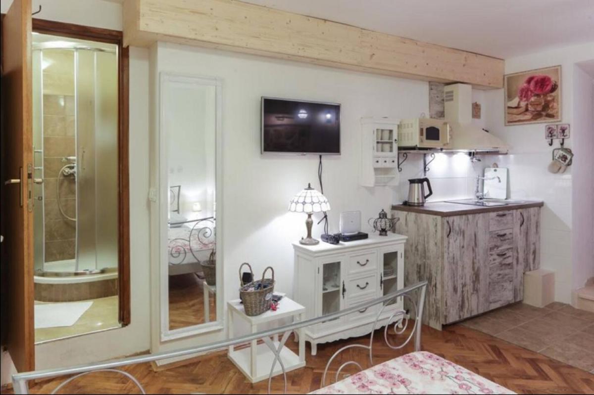 Image 2 of Figura suites