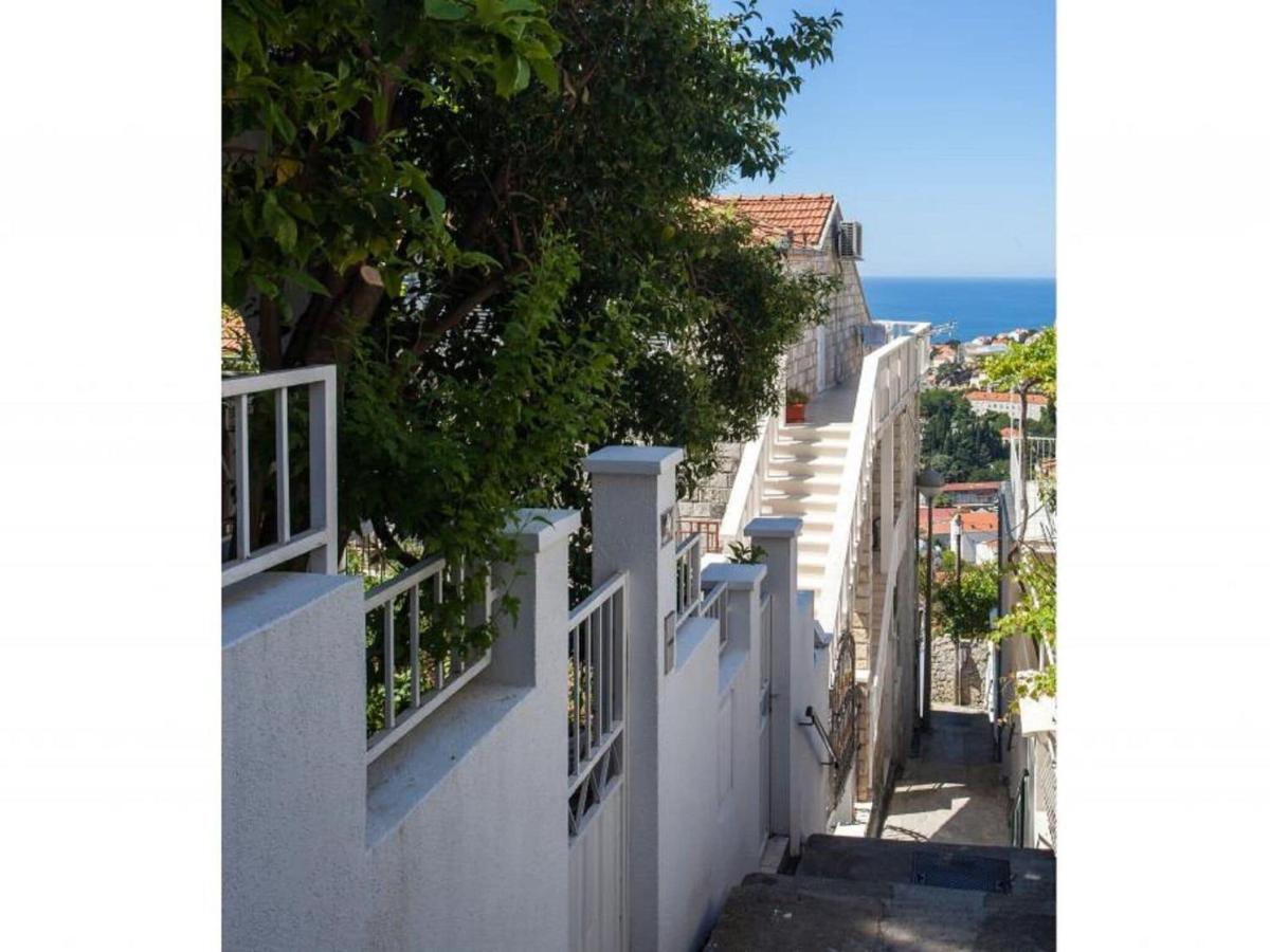 Image 4 of Guest House Kono – Two-Bedroom Apartment with Balcony and Sea View – Marka Gjaje Street