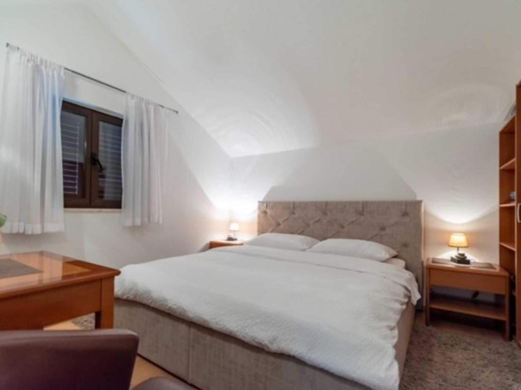 Image of Guest House Kono – Two-Bedroom Apartment with Balcony and Sea View – Marka Gjaje Street