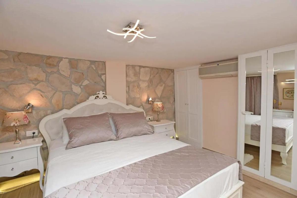 Image 1 of House Star 1