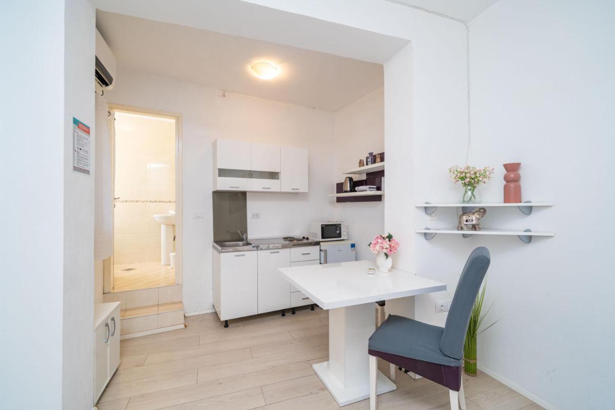 Image 3 of Isaura Apartments