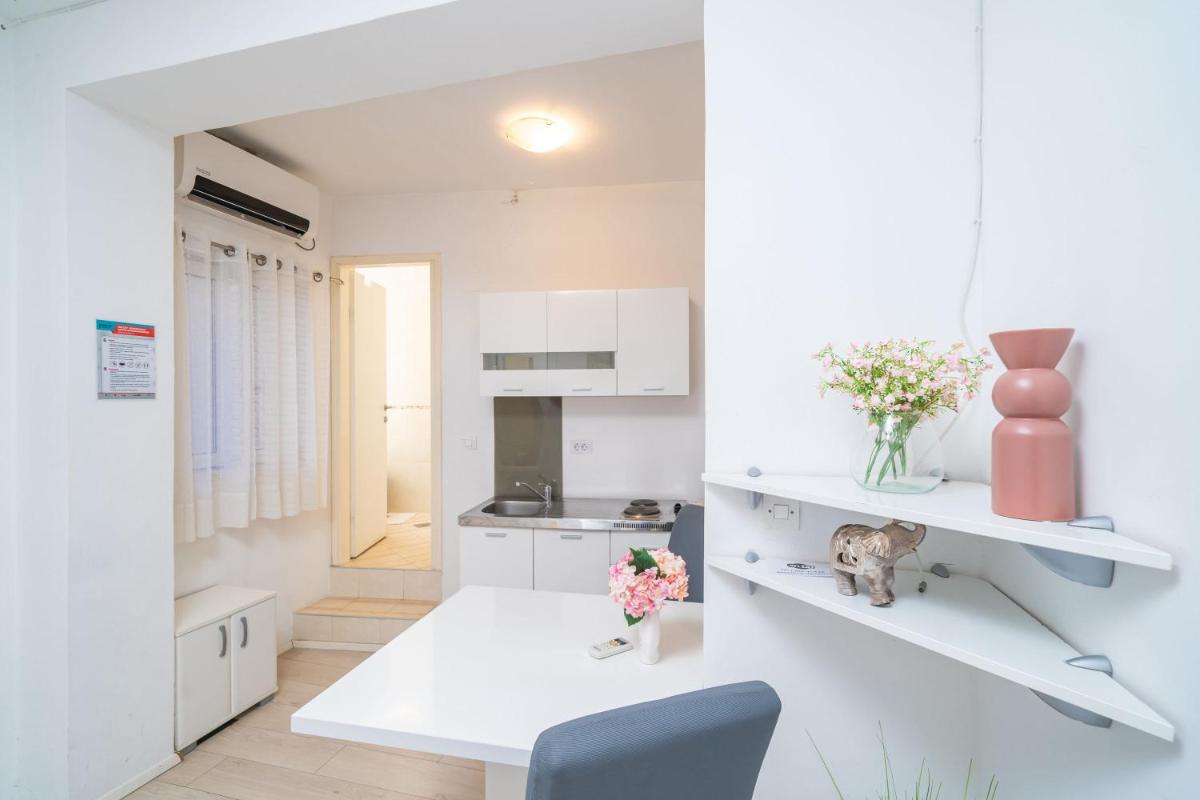 Image 4 of Isaura Apartments