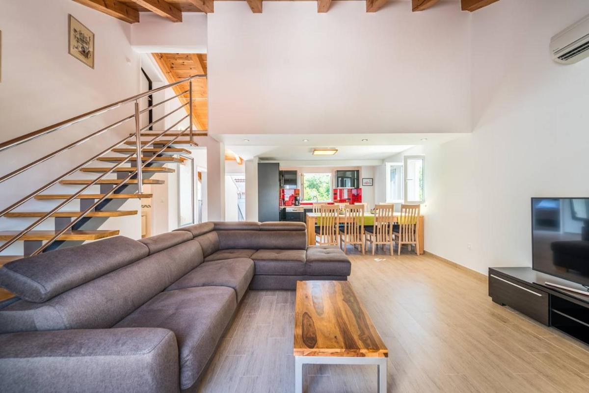 Image 4 of Karlo’s Modern Penthouse Loft