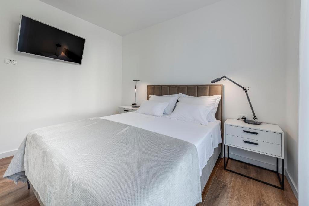 Image 4 of Mokos Modern Suite