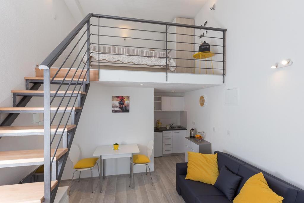Image of Pomet Delux Studio