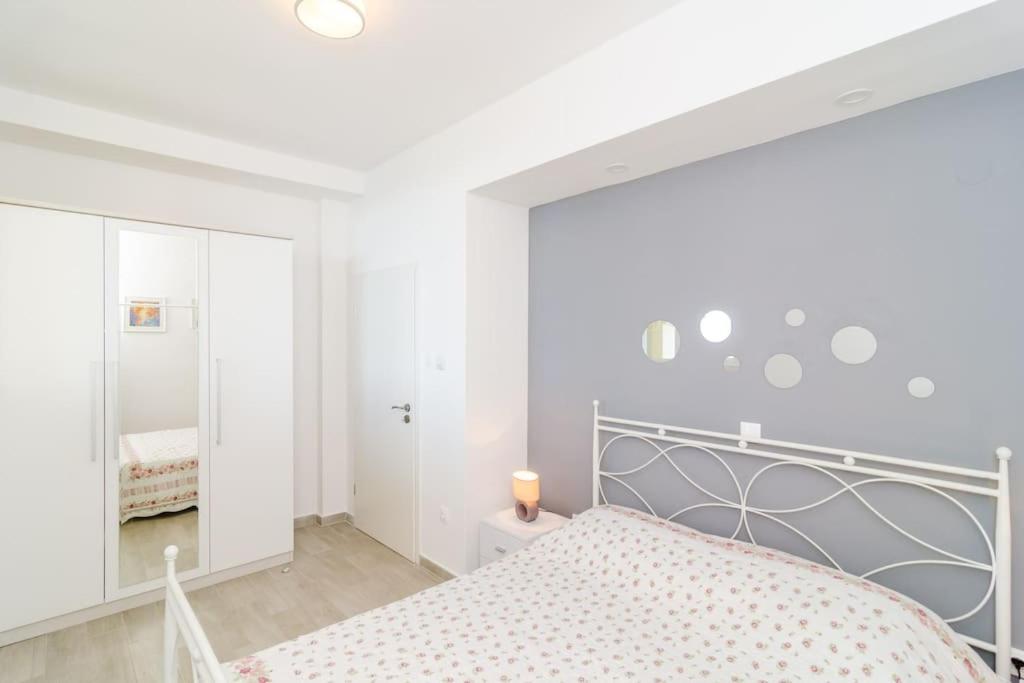 Image 4 of Sea view apartment 10 minutes walk from old city