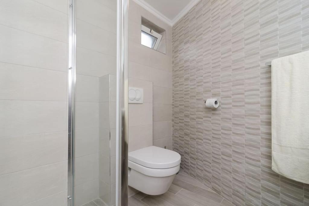 Image 5 of Sea view apartment 10 minutes walk from old city