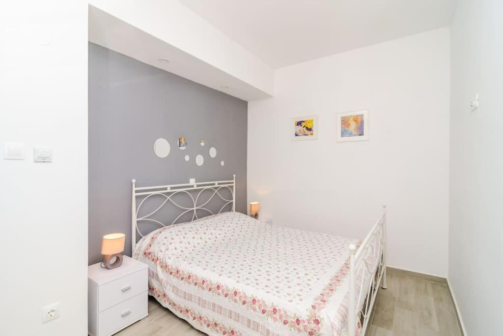 Image 1 of Sea view apartment 10 minutes walk from old city