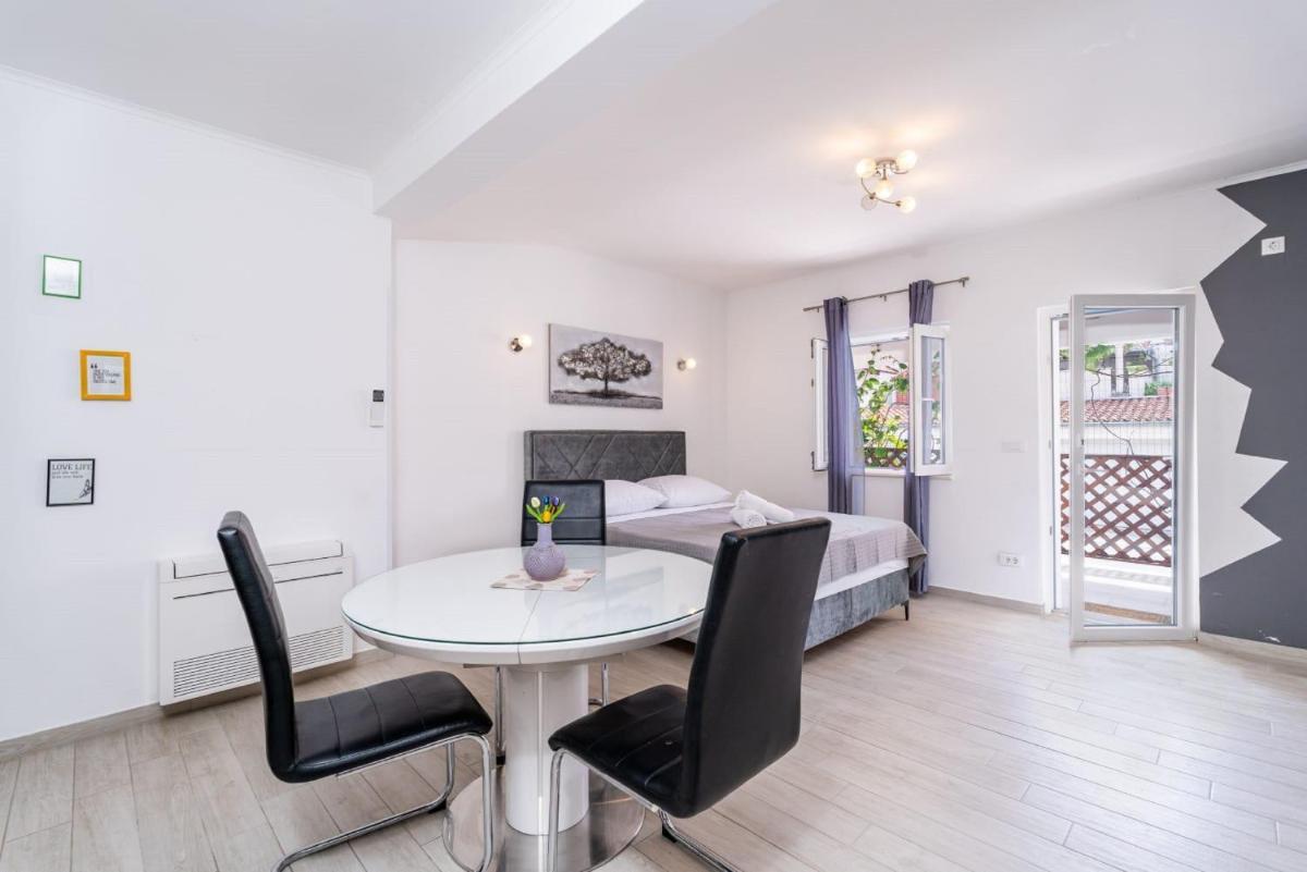 Image 6 of Studio Apartment Feather