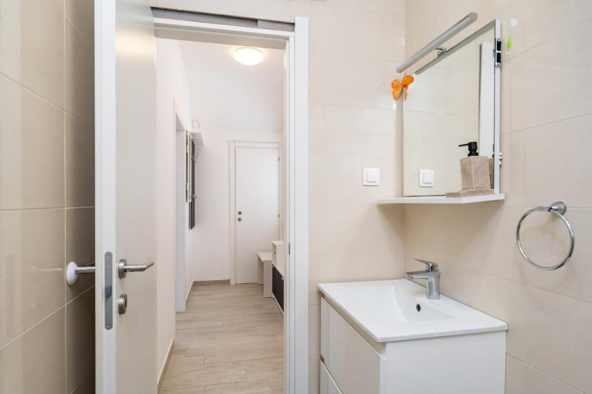 Image 4 of Studio Apartment Feather